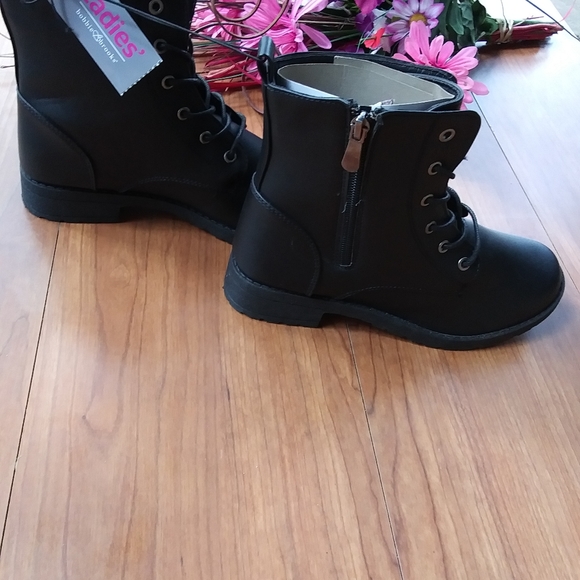 NWT Bobbie Brooks lace up boots w/zipper on side - Picture 4 of 6